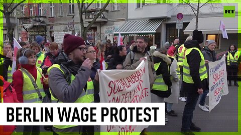 Social workers protest demanding higher wages