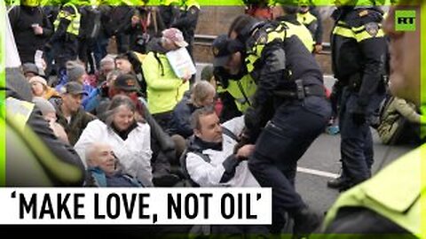 Climate activists block motorway in Amsterdam