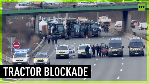 French farmers block key motorway to Paris