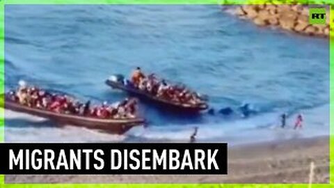 Dozens of migrants filmed landing at Spanish coast