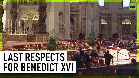 People line up to pay tribute to Benedict XVI