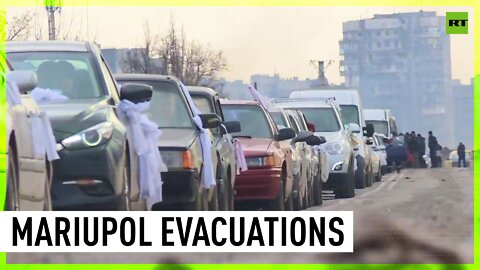 Mariupol residents leave the city through Russian military checkpoints