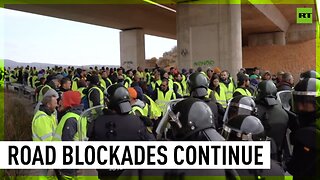 Spanish farmers block major highway in Requena