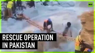 Volunteers rescue flood victims in Pakistan