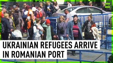 Ukrainian refugees arrive in Romanian port