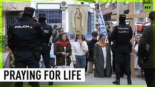 Pro-life activists read collective prayer at Madrid abortion clinic