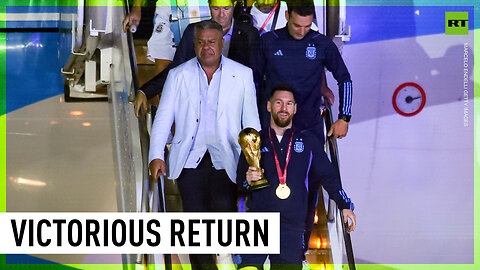 Messi & team arrive in Buenos Aires after winning World Cup