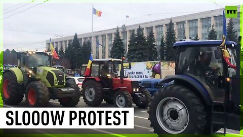 Tractor-driving farmers take over Chisinau streets