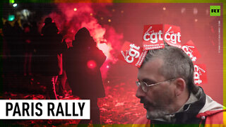 Flares blaze on Paris streets as hundreds protest privatization & cutting public rail services