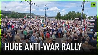 'Europe must be prevented from rushing into war' | Huge crowd marches for peace in Budapest