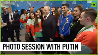 World Youth Festival | Foreign students don't let Putin leave until everyone takes a photo with him