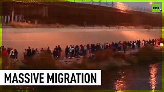 ‘Largest single group we’ve ever seen’ – Migrants breach US border