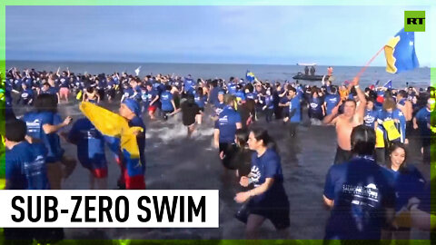 Thousands plunge into freezing waters of Magellan Strait