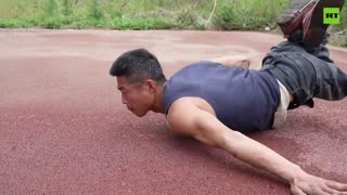 Former Chinese chef shows off some mind-blowing upper-body strength