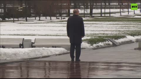 Putin lays flowers at Motherland monument