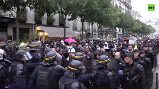 Hundreds of anti-govt protesters face off with Paris police