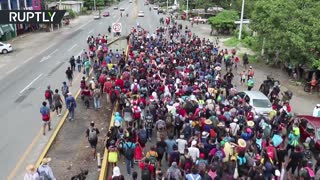 Massive migrant caravan continues its journey towards US border
