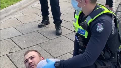 6 Melbourne cops take down maskless man for 'swearing' [*after the arrest]