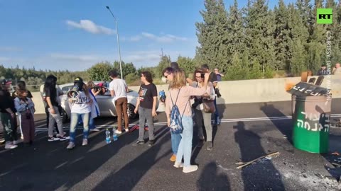 Protesters block Tel Aviv highway demanding hostage deal