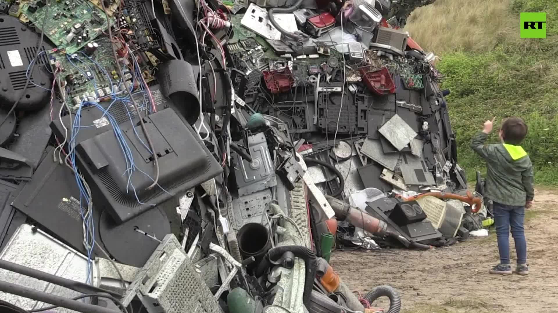 Recycled Leaders | 'Mount Recyclemore' Sculpture Puts E-waste In The ...