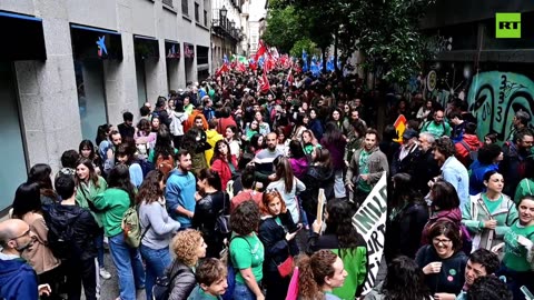 Spanish healthcare workers, teachers rally for 35-hour working week