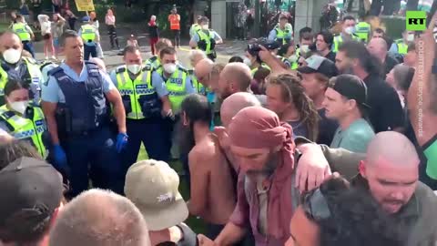 'This Is Not Democracy' | Freedom Convoy Supporters Clash With New Zealand Police