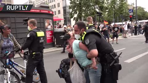 Clashes as COVID-skeptics protest in Berlin