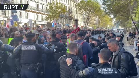 Yellow Vests scuffle with police at anti-COVID pass protest in Paris