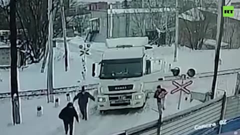 Train smashes through truck in Moscow Region