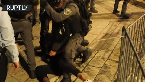 Police face off with Palestinian worshipers as tensions remain high in Jerusalem