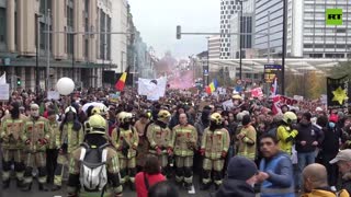 Fireworks and stones FLY | Clashes break out at Brussels anti-COVID-rules march