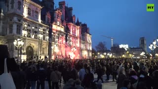 Paris in chaos amid march against police brutality, while restaurant customers wine and dine