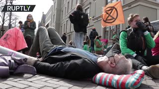 Police arrest Extinction Rebellion activists in the Hague