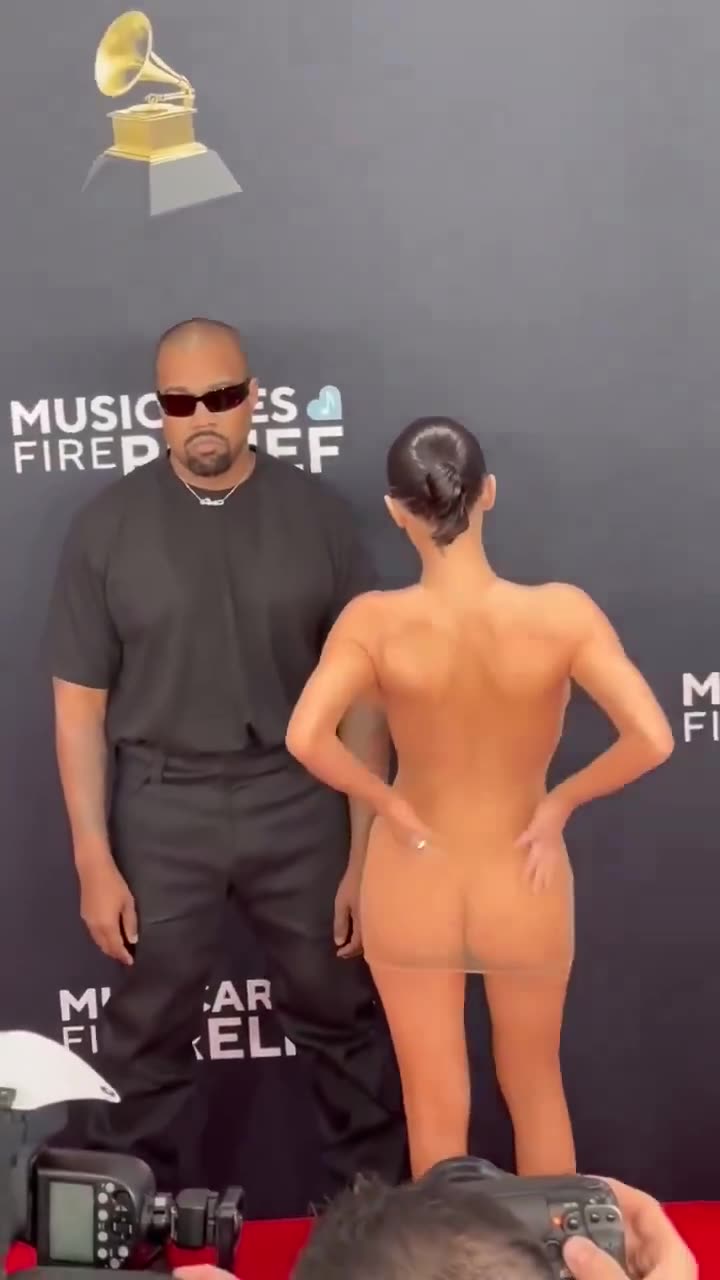 Kanye’s wife Bianca censori really wore this at the Grammys???