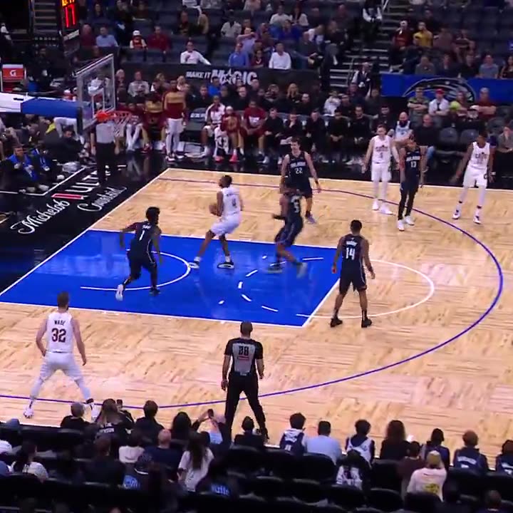 NBA - Evan Mobley having his way on both ends ๐ค Big-time block right into an emphatic poster!