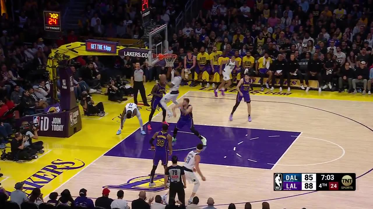 NBA - Klay Thompson has scored 11 straight for the Mavs ๐ฅ