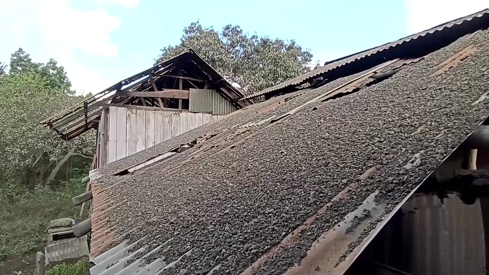 Indonesias Mount Lewotobi Laki-laki erupts, covers roofs in ash