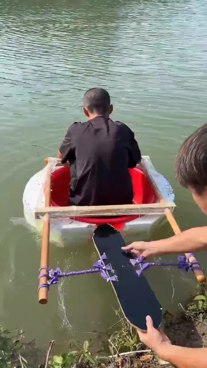 Elastic propelled boat