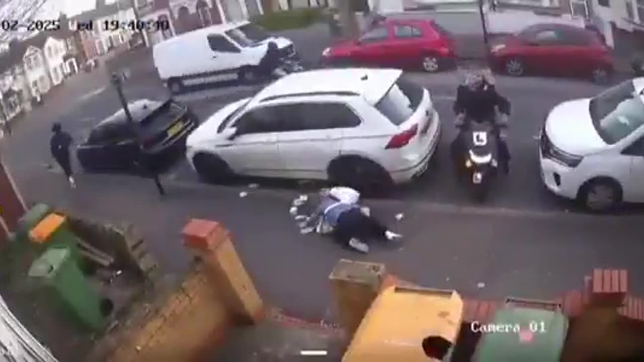 Black attacks and robs woman
