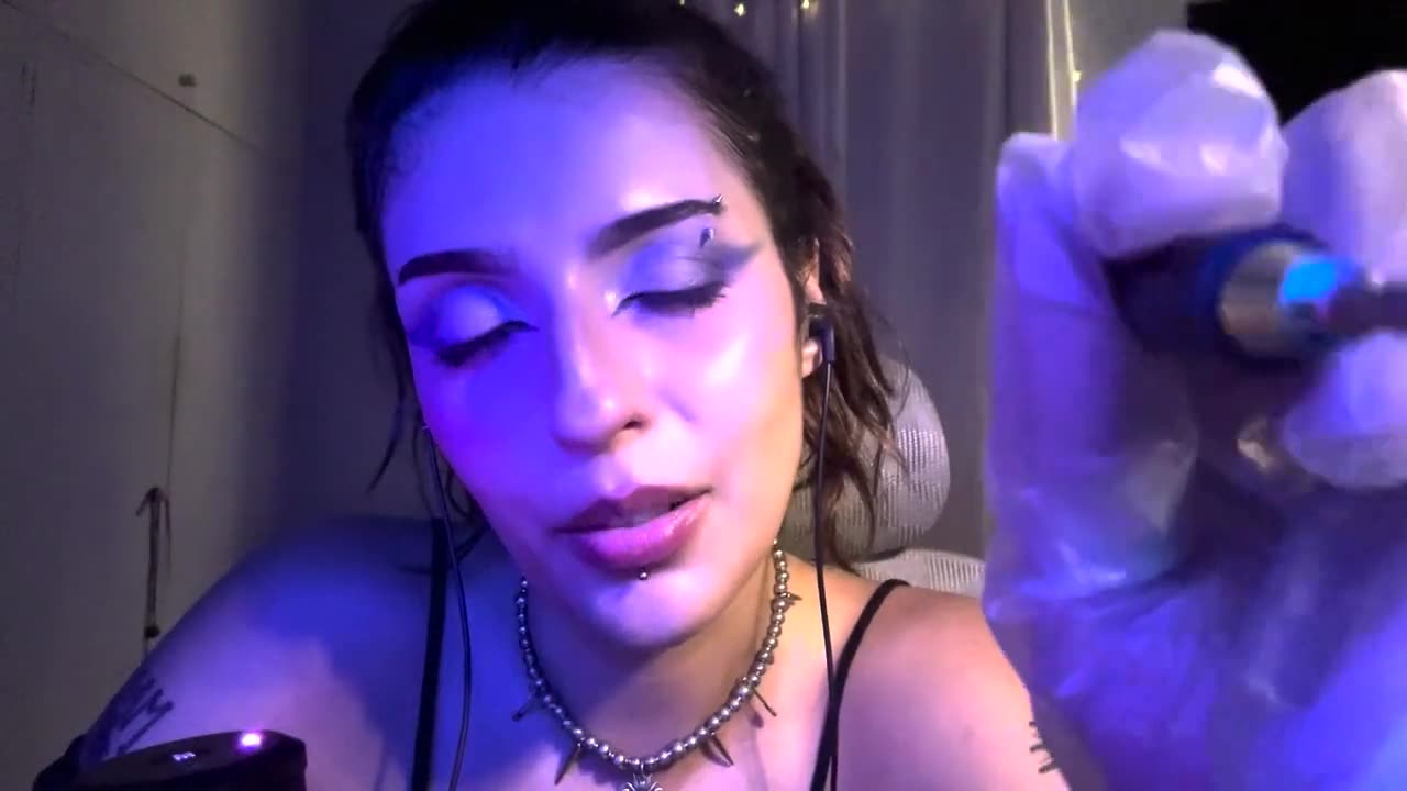 ASMR Fazendo Tatuagem em VOCÊ! 💉😴 Roleplay tatuadora com sussurros relaxantes #asmr #asmrroleplay