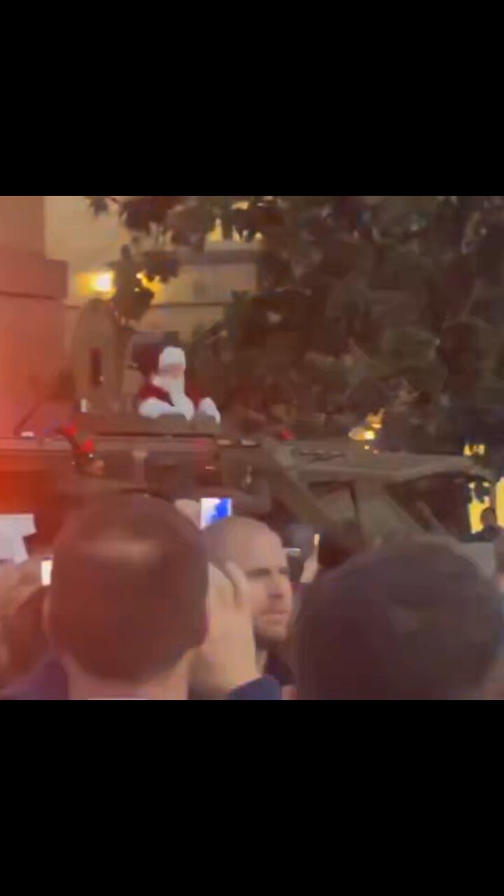 ¿Y el trineo con renos?: el Pentágono presenta a Papá Noel a bordo de un blindado