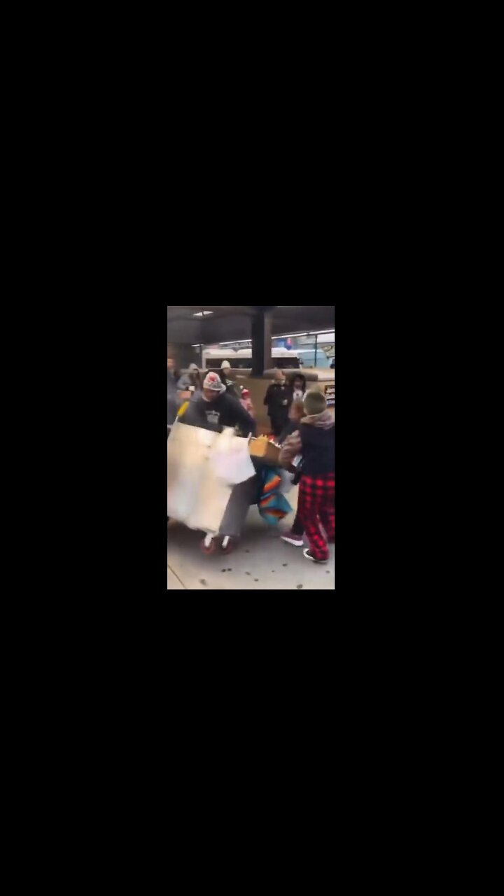 🚨Illegal street vendors in Queens. CRAZY! Everybody fighting over money. The Mexicans are fighting now!