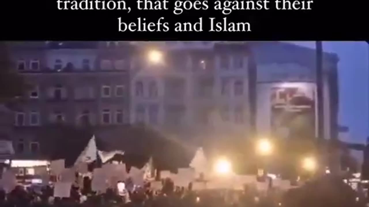 BEST WAKE UP! Muslims surround Christmas Market in Germany & YELL“Theres no God but Allah & Muhammad is his messenger”