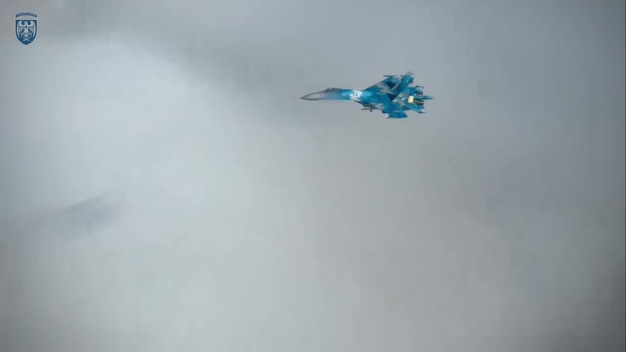 βοΈπΊπ¦ The Ukrainian Air Force is sharing footage of a Su-27 fighter jet from the 39th