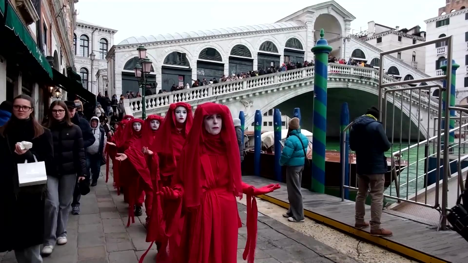 Climate activists turn Venices Grand Canal bright green