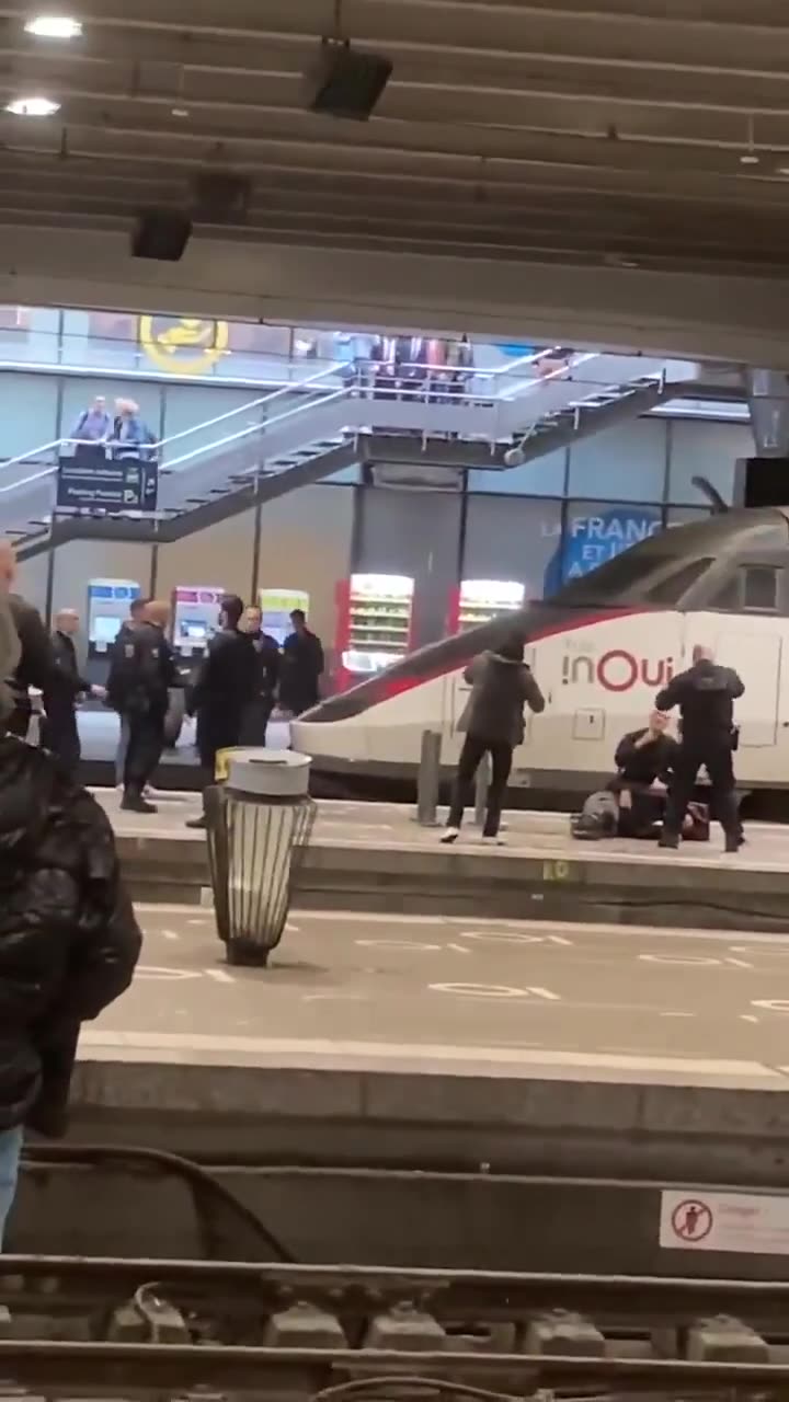 🇫🇷 Paris police shot a man who threatened passersby with a knife at the Montparnasse
