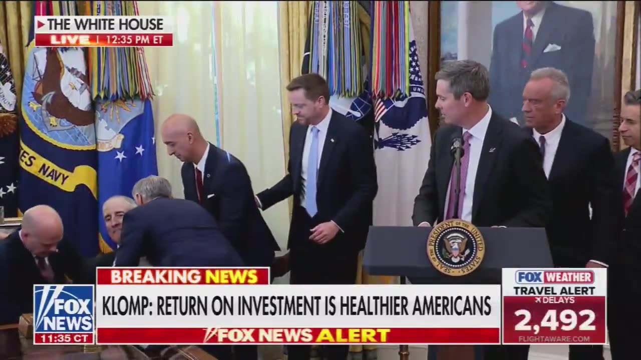Gentleman passes out at Oval Office briefing
