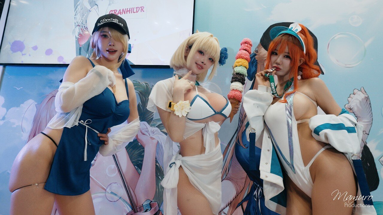 Sexy Cosplayers at Anime NYC - Cosplay Fun