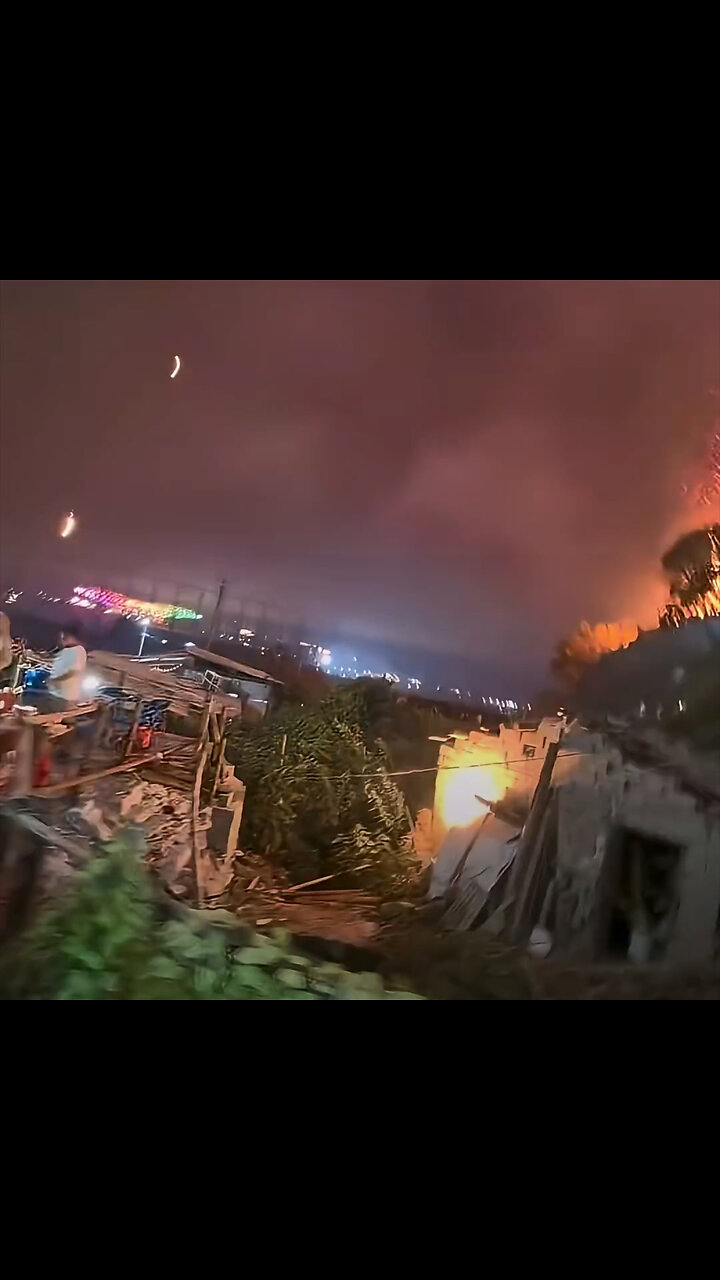 Una lluvia de fuegos artificiales causa incendio durante un show