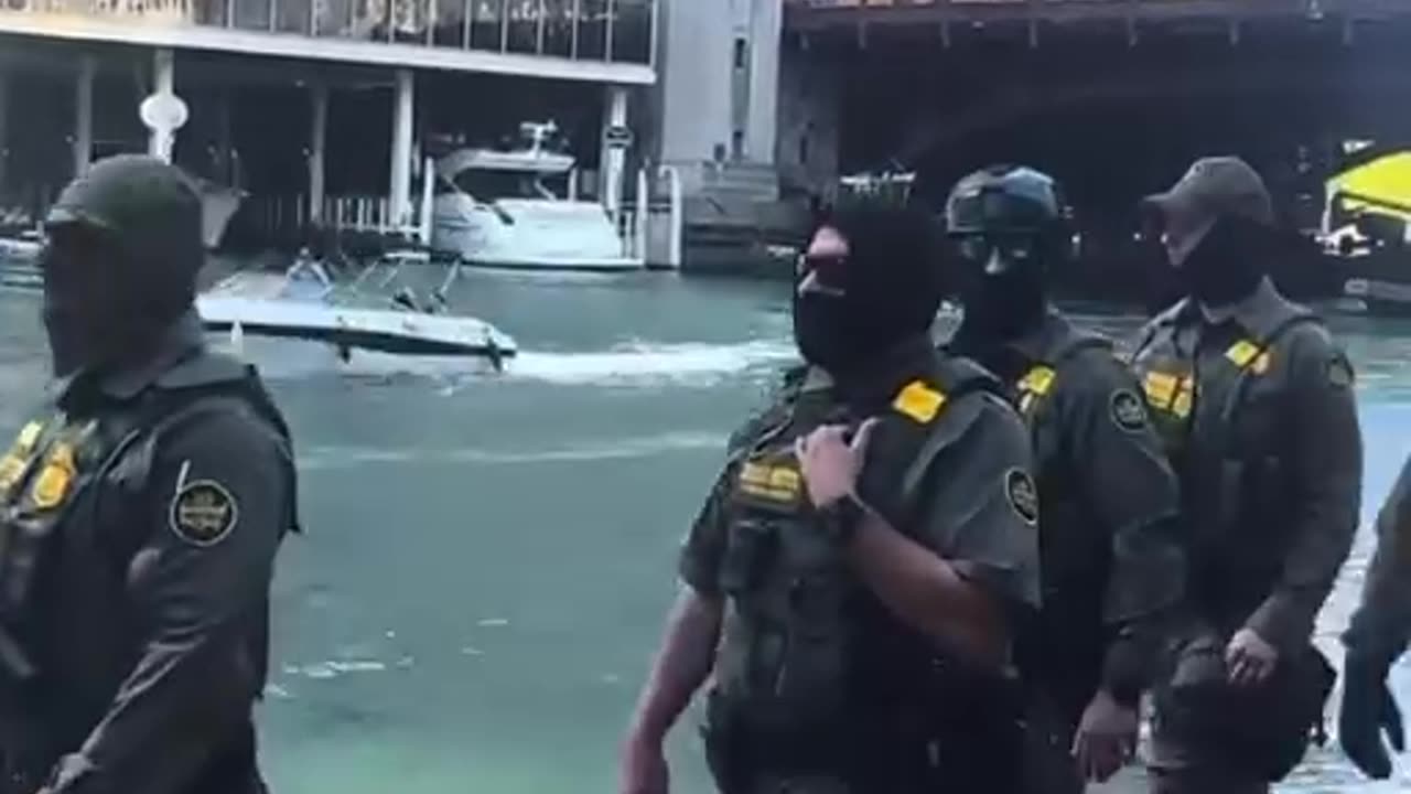 ICE agents get booed in Chicago